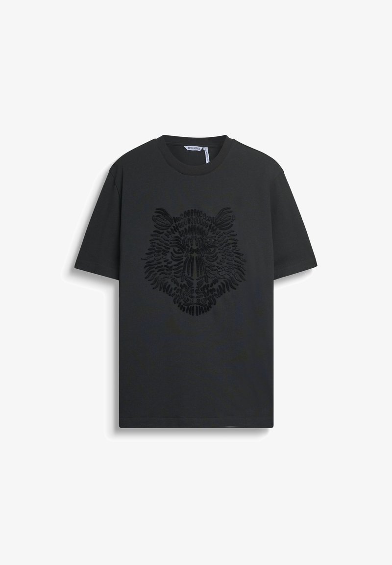 Camiseta negra de manga corta con un diseño abstracto texturizado de la cara de un tigre centrado en la parte delantera.