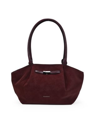 Bolso de ante burdeos oscuro con asas largas de cuero, cuerpo plisado, pequeño adorno de hebilla plateada y logotipo "BOSANOVA" en el centro frontal.