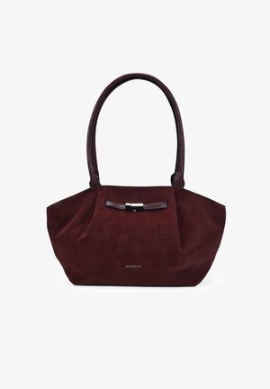 Bolso de ante burdeos oscuro con asas largas de cuero, cuerpo plisado, pequeño adorno de hebilla plateada y logotipo "BOSANOVA" en el centro frontal.