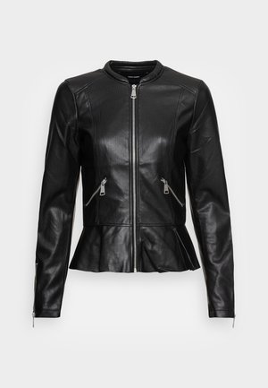 Veste en similicuir noir avec ourlet à basque, fermeture éclair à l'avant, deux poches zippées, manches longues avec poignets zippés, et un col rond.