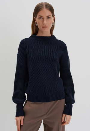 Marineblauer Strickpullover mit einem strukturierten Rautenmuster, leicht oversize Passform, hohem Kragen und gerippten Bündchen und Saum.