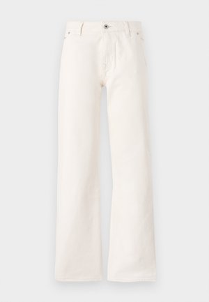 Weiße weit geschnittene Jeans aus Denim, mit einem Knopfverschluss vorne, fünf Taschen und einer glatten Textur ohne sichtbare Muster.