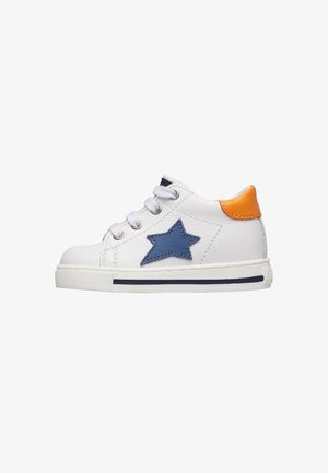Scarpa da ginnastica bianca per bambini con stella blu sul lato, lacci bianchi, inserti arancioni sul tallone e suola bianca con striscia nera.