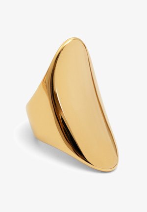 Fetter goldener Ring mit einer glatten, glänzenden Oberfläche. Er besitzt eine einzigartige Tropfenform und ein leicht strukturiertes Band für zusätzliche Details.