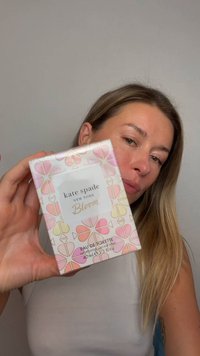 Eau de toilette od Kate Spade, pudełko w kwiatowy wzór w pastelowych kolorach ze złotymi akcentami, oznaczone "Bloom", 40 ml.