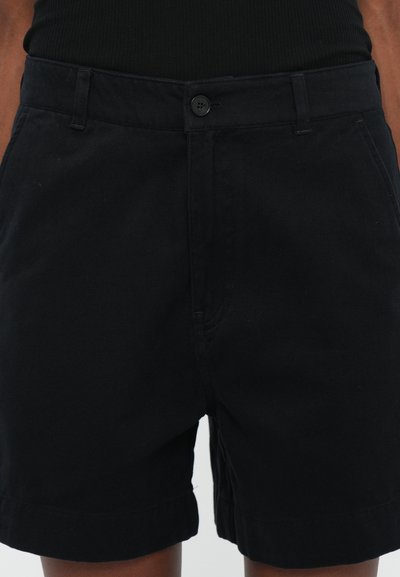 Sorte bomullsshortser med en strukturert design, knappelukking og brettede mansjetter. Har to frontlommer og en glatt tekstur.