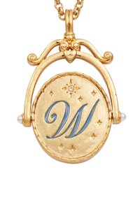 Collana con pendente in oro caratterizzato da un design circolare con una "W" blu, stelle incise e dettagli in perla. Parte superiore decorativa a forma di cuore.