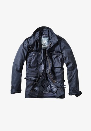 Giacca blu navy realizzata in un tessuto resistente; presenta più tasche, chiusura con zip e un morbido rivestimento interno. Include dettagli sulle spalle e sui polsi.