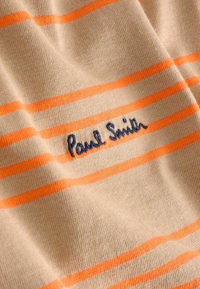 Bēšas audums ar horizontālām oranžām svītrām. Iekļauts izšuvums "Paul Smith" logo tumši zilā krāsā. Mīksta, teksturēta auduma.