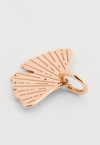 Rózsaarany ginkgo levél medál, textúrázott felülettel, bonyolult vonalakkal és egy kis hurokkal a rögzítéshez. A design organikus és elegáns.
