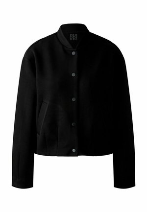 Zwarte button-up jas met opstaande kraag, lange mouwen en zijzakken, afgebeeld tegen een witte achtergrond.