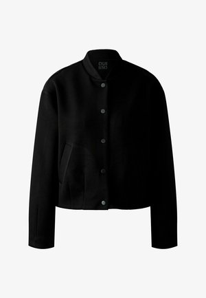 Veste noire boutonnée avec col montant, manches longues et poches latérales, présentée sur un fond blanc.