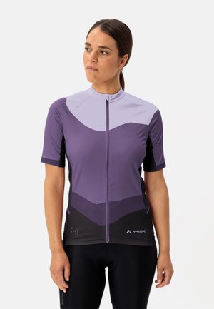 Maillot de cyclisme à manches courtes avec un design dégradé en violet, noir et lavande clair ; le tissu est extensible et évacue l'humidité, avec une fermeture éclair à l'avant.