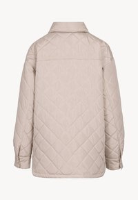 Beige gewatteerde jas met een kraag, lange mouwen en een diamantpatroon in de stof. Achteraanzicht.