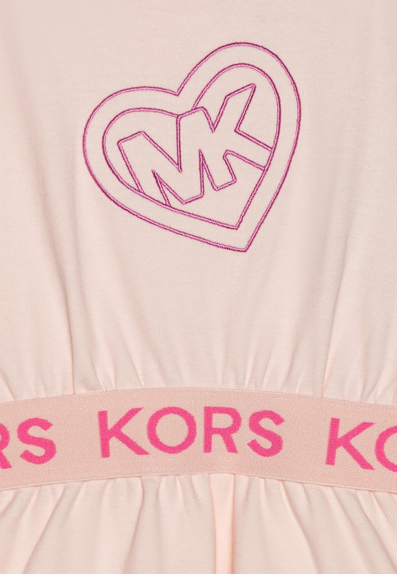 Abito di cotone rosa con un logo a forma di cuore "MK" ricamato in rosa e una fascia abbinata "KORS" in vita, con texture raccolta.