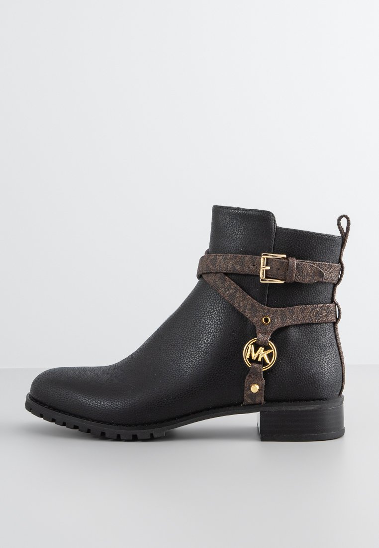 Stivale alla caviglia in finta pelle nera con finitura testurizzata, cinturino decorato marrone, dettagli in metallo dorato e tacco a blocco.