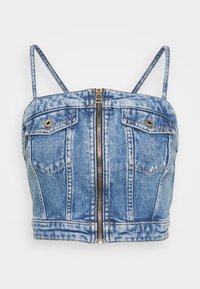 Top de denim recortado en azul claro, con cremallera frontal, dos bolsillos en el pecho y tirantes delgados ajustables. Textura desgastada con detalles de costura.