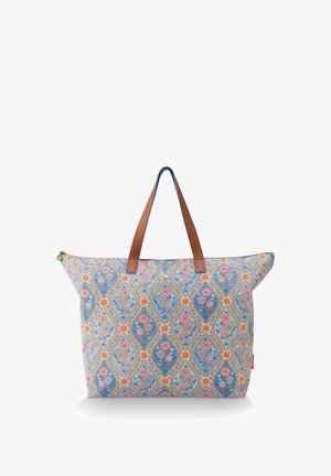 Grote boodschappentas met blauw- en beige bloemenpatroon en bruine leren handvatten, weergegeven tegen een witte achtergrond.