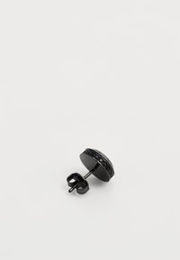 Boucle d'oreille noire en forme de stud avec un design rond, une surface lisse et un bord noir texturé orné de petites pierres noires.