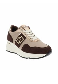 Sneakers marroni e beige con upper in suede e sintetico. Lacci bianchi, accenti metallici e una suola intermedia bianca spessa.
