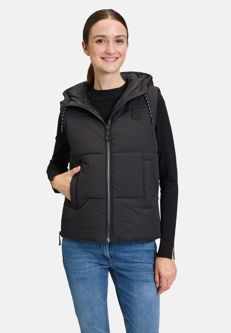 Schwarze Stepp-Weste mit Kapuze, ausgestattet mit einem quilted Design, durchgehendem Reißverschluss und zwei Seitentaschen. Hergestellt aus leichtem, wasserabweisendem Material.
