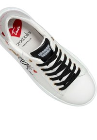 Sneaker bianco in pelle con lacci neri e occhielli dorati. Presenta una grafica "Looney Tunes" e cuori sui lati e sulla soletta.