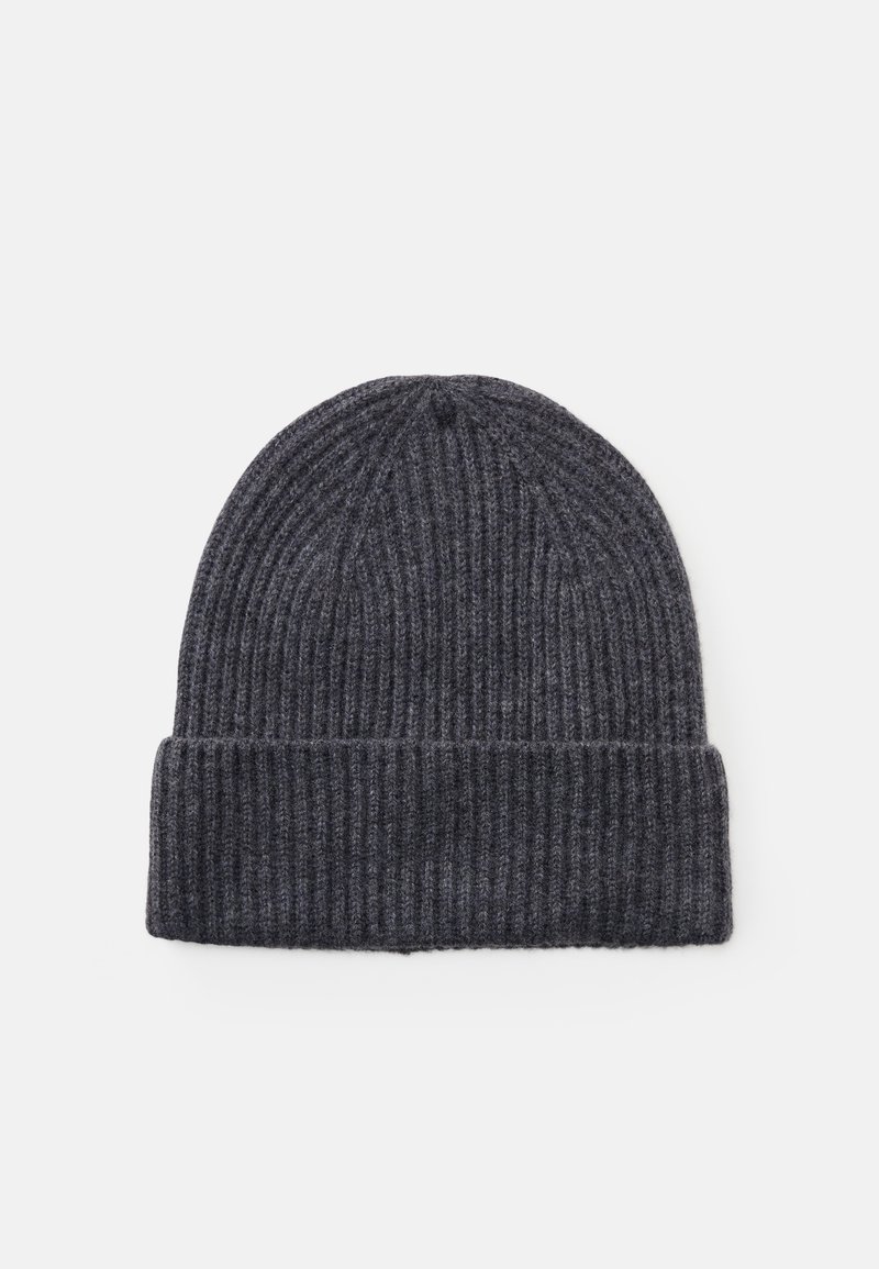 Ciemnoszara, prążkowana czapka beanie z zwiniętym brzegiem, wyeksponowana na płasko na białym tle.