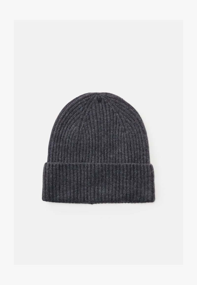 Mørkegrå ribbestrikket beanie-hatt med brettet mansjett, vist flatt på en hvit bakgrunn.