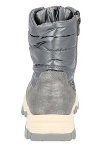 Bota impermeable gris con parte superior acolchada, material sintético suave y un acento texturizado en el talón, con una media suela blanca y una suela gris.