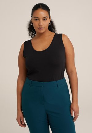 Top sans manches noir avec un décolleté en forme de fer à cheval associé à un pantalon en teal ajusté. Texture lisse ; design classique et cintré.