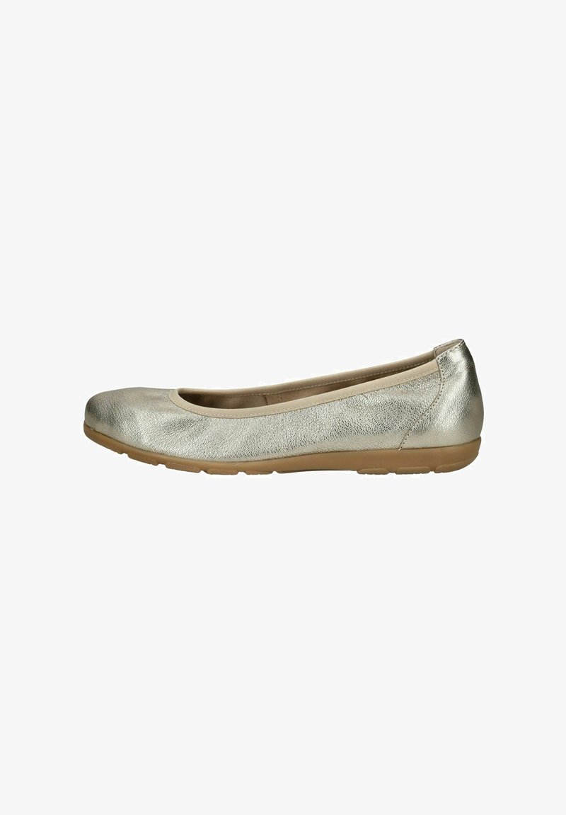 Ballet flat argenté métallisé avec un bout arrondi, texture cuir lisse, semelle intérieure rembourrée beige et semelle en caoutchouc flexible.