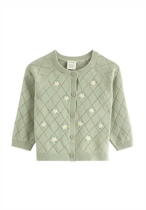 Světlounce zelený pletený dětský kardigan se vzorem diamantů a malými bílými kopretinami, s knoflíkovým zapínáním vpředu a žebrovanými manžetami a lemem.