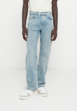 Pantalones vaqueros de mezclilla azul claro con un ajuste relajado, diseño de pierna recta y cinco bolsillos. Terminan con una cremallera clásica y trabillas para cinturón.