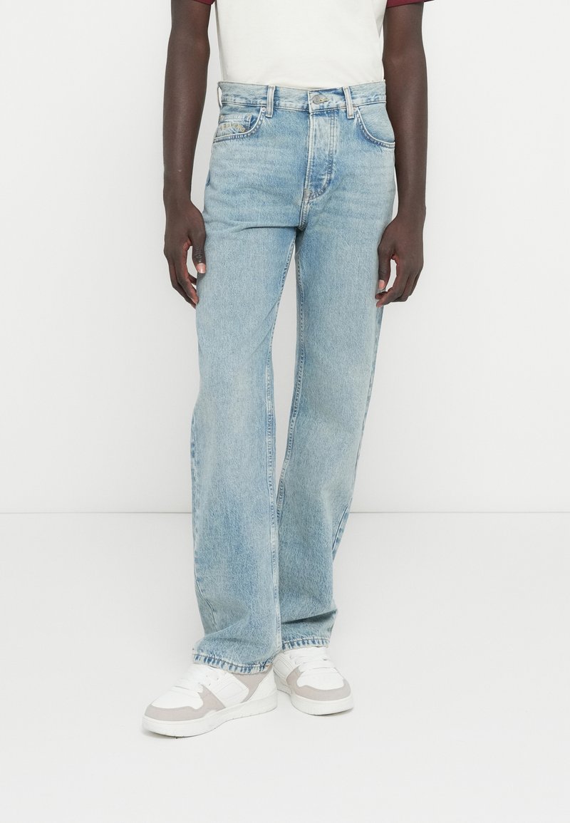 Világoskék farmernadrág laza fazonnal, egyenes szárú kialakítással és öt zsebbel. Klasszikus cipzáras patenttal és övbújtatókkal készült.