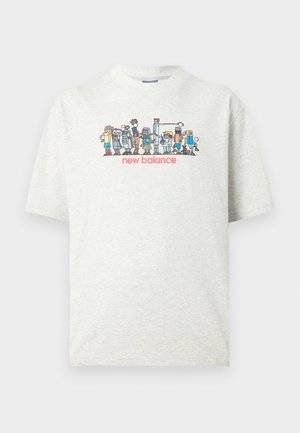 Világosszürke póló, amelyen színes rajzfilmszerű robotfigurák kosárlabdáznak a piros "new balance" felirat felett.