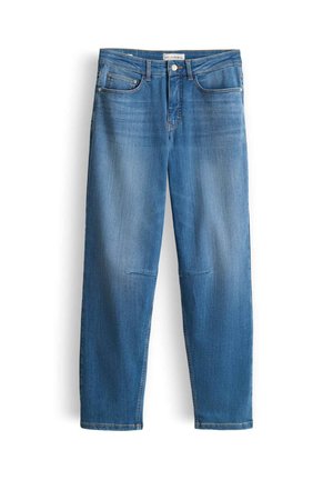 Jean en denim bleu clair à jambes droites avec poches avant, passants de ceinture, fermeture éclair et bouton sur un fond blanc.