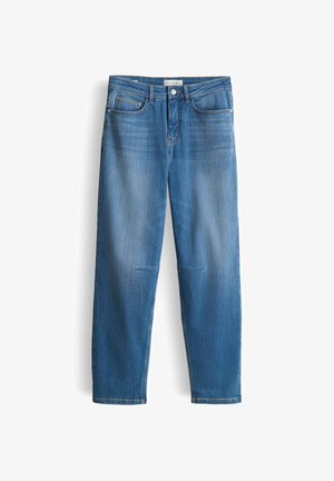 Jean en denim bleu clair à jambes droites avec poches avant, passants de ceinture, fermeture éclair et bouton sur un fond blanc.