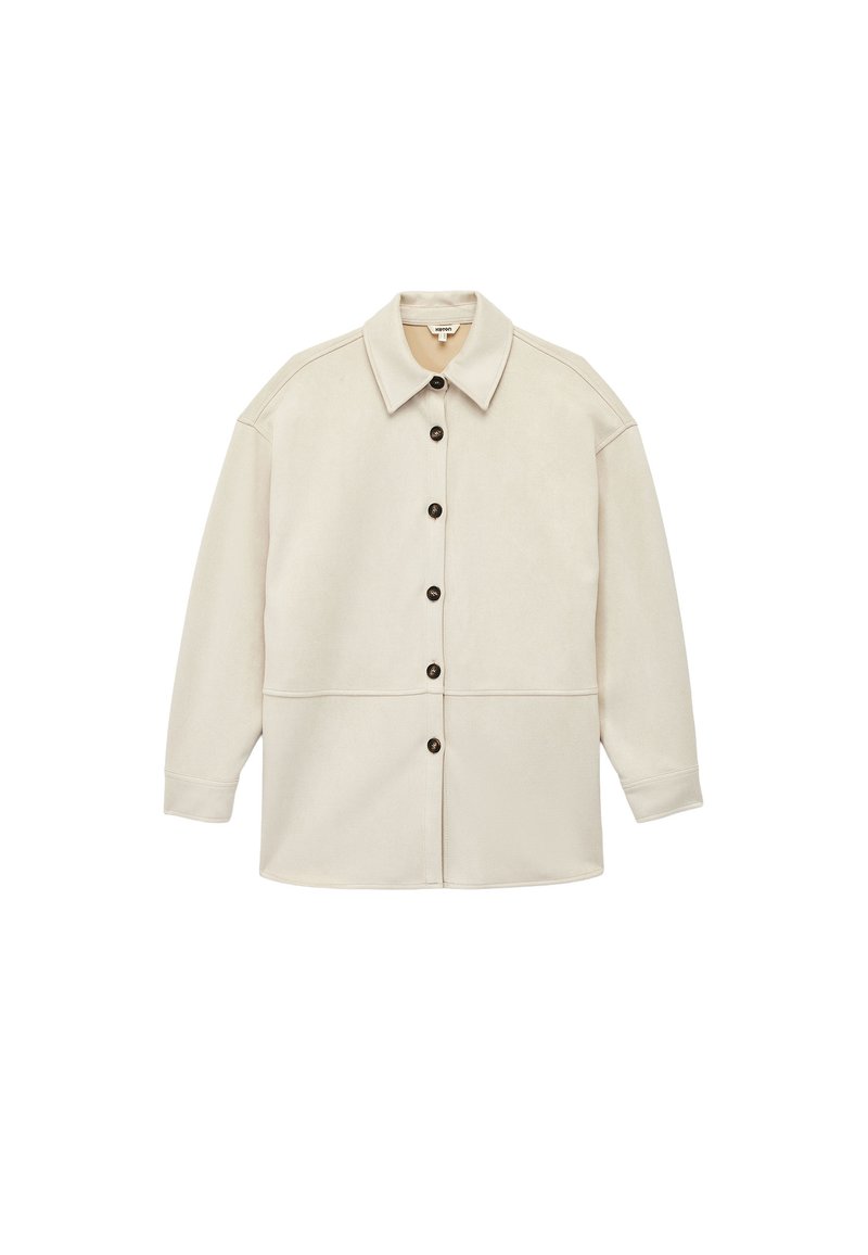 Beige skjortejakke med knapper, lavet af blødt stof, med spread krave, lange ærmer og to vandrette sømme på tværs af kroppen.
