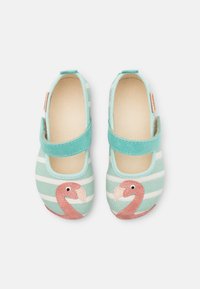 Raižyti mėtų žalios spalvos butai su rožiniu flamingo dizainu, Velcro dirželiu ir tekstūruota viršūne. Šviesiai rudas vidpadis ir lanksti pada.
