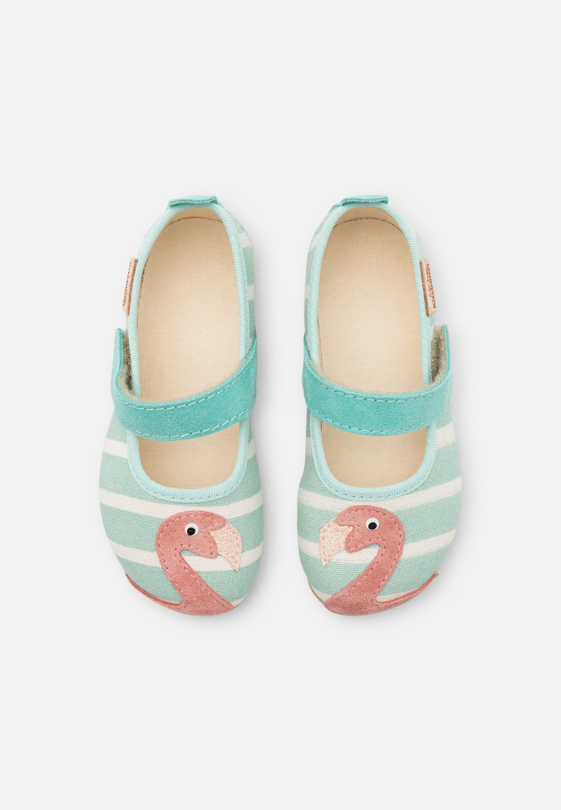 Raižyti mėtų žalios spalvos butai su rožiniu flamingo dizainu, Velcro dirželiu ir tekstūruota viršūne. Šviesiai rudas vidpadis ir lanksti pada.