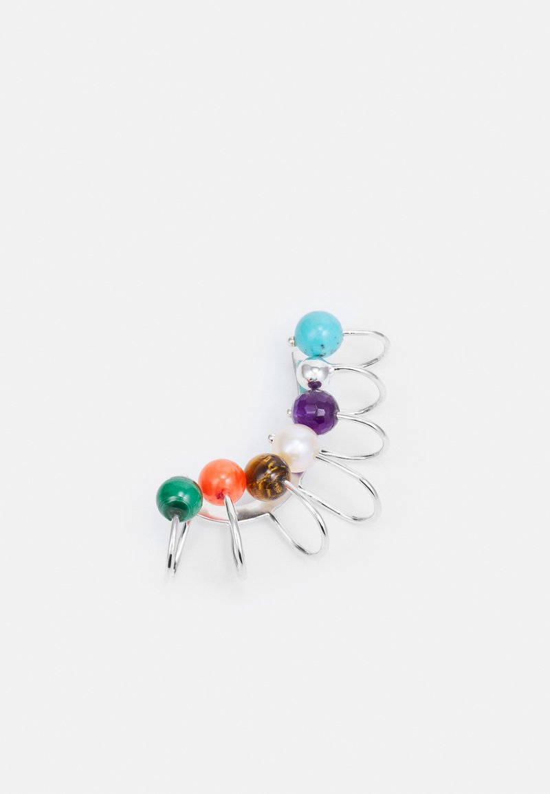 Bague en fil d'argent comportant sept perles colorées : verte, orange, marron, blanche, violette, argentée et turquoise, disposées en ligne courbe.