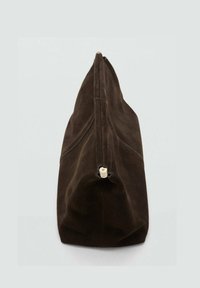 Bolso de ante marrón con forma triangular, cierre de cremallera en la parte superior y acento de madera en la cremallera. Textura suave y diseño minimalista.