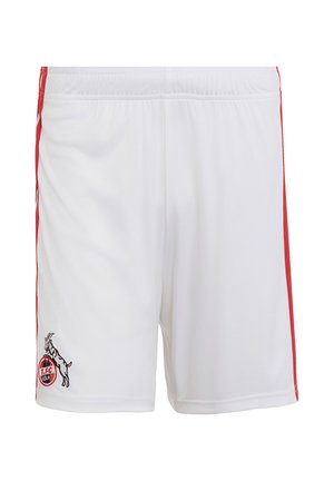 Shorts de sport blancs avec des bandes latérales rouges et un logo d’une chèvre debout sur un ballon de football rouge et noir près de l’ourlet gauche.