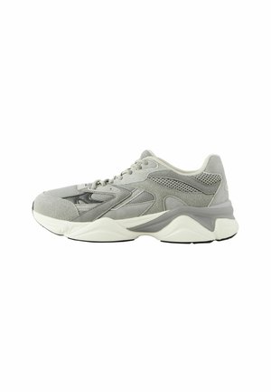 Baskets grises avec un mélange de matières en mesh texturé et en daim, un bout arrondi, une semelle blanche épaisse et des accents de design subtils.