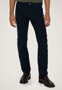 Marineblauwe corduroy broek met een slim fit, voorzien van voorzakken, een knoopsluiting en subtiele textuur. Geschikt voor casual wear.