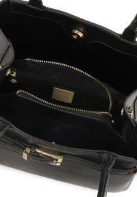 Borsa a tracolla nera in pelle con hardware dorato, dotata di un compartimento con cerniera e molteplici tasche interne, texture liscia e forma strutturata.
