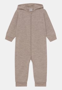 Kapsový overal v světle béžové barvě, vyrobený z měkké, strukturované látky. Obsahuje zip po celé délce a žebrované manžety na rukávech a kotnících.