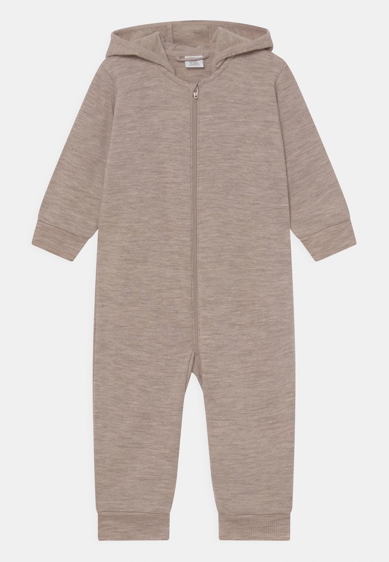 Kapsový overal v světle béžové barvě, vyrobený z měkké, strukturované látky. Obsahuje zip po celé délce a žebrované manžety na rukávech a kotnících.