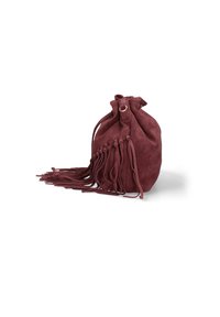 Borsa a sacchetto in suede bordeaux con dettagli frangi. Forma rotonda, texture morbida e un singolo elemento metallico alla chiusura.