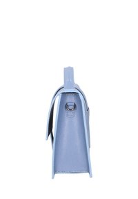 Borsa a mano in pelle azzurro chiaro con una forma strutturata, manico superiore e un dettaglio ad anello in argento. Presenta un materiale testurizzato e un design elegante.